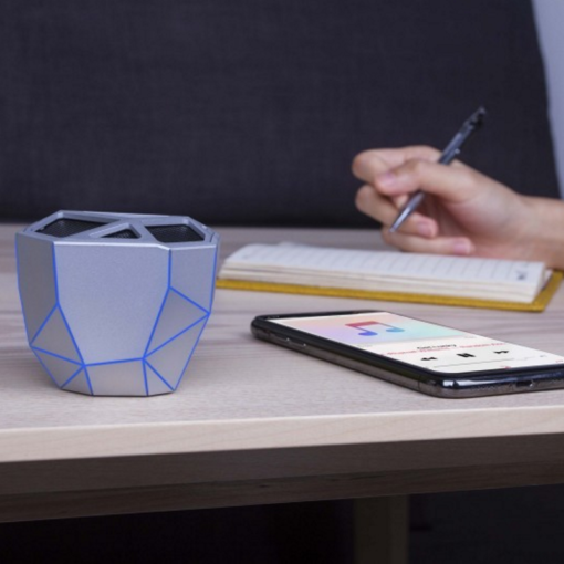 Un look ultra-moderne ! L' Enceinte Bluetooth Géo speaker, argent avec Led Bleue,  3W de Xoopar